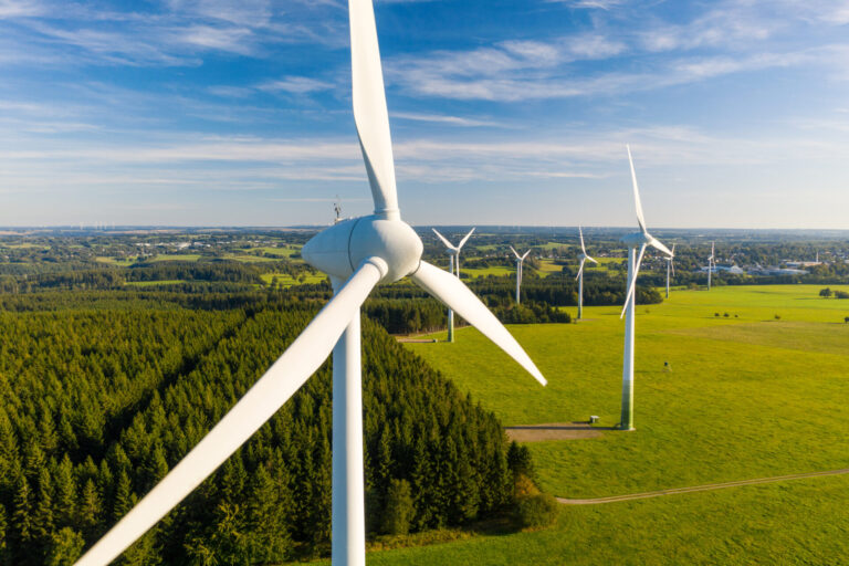 Éoliennes dans les champs