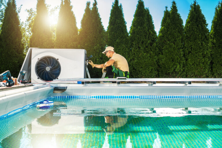 technicien travaillant sur une pompe à chaleur pour piscine